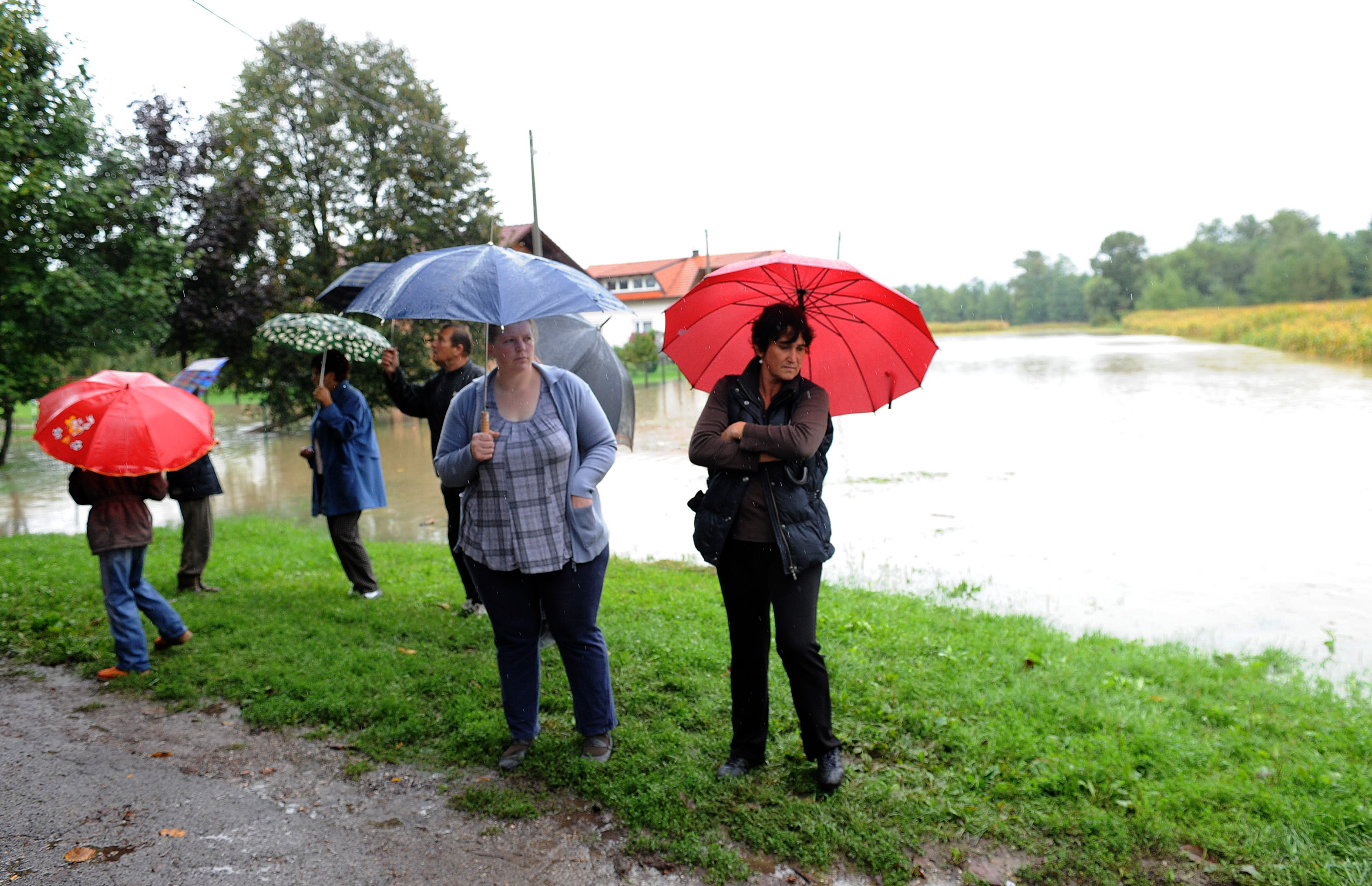 Rijeka Krapina se izlila iz svog korita nakon nekoliko dana neprekinutih kiša te je poplavila kuće i podrume u Zaprešiću, a vodostaj rijeke Save i dalje raste, Foto: Damir Krajac / CROPIX