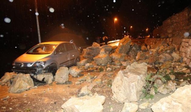 Odron zatrpao auto (foto: Ivo Čagalj/PIXSELL / Tportal)