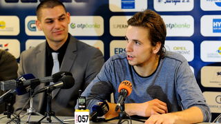 Zadar, 051212.
KK Zadar je na konferenciji za novinare predstavio novog direktora kluba Marina Cacica i novo americko pojacanje sutera Jordana Burgasona.
Na fotografiji: direktor kluba Marino Cacic i Jordan Burgason.
Foto: Luka Gerlanc / CROPIX Zadar, 051212.
KK Zadar je na konferenciji za novinare predstavio novog direktora kluba Marina Cacica i novo americko pojacanje sutera Jordana Burgasona.
Na fotografiji: direktor kluba Marino Cacic i Jordan Burgason.
Foto: Luka Gerlanc / CROPIX