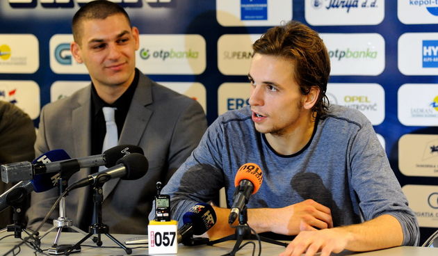 Zadar, 051212.
KK Zadar je na konferenciji za novinare predstavio novog direktora kluba Marina Cacica i novo americko pojacanje sutera Jordana Burgasona.
Na fotografiji: direktor kluba Marino Cacic i Jordan Burgason.
Foto: Luka Gerlanc / CROPIX