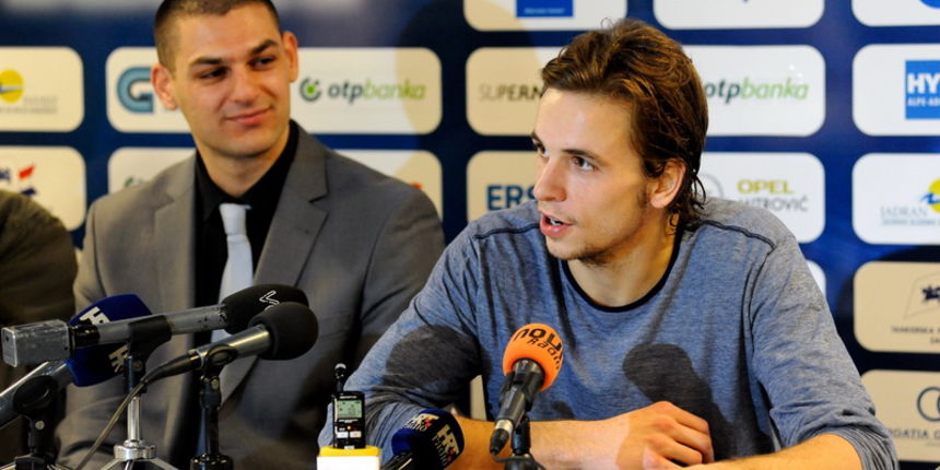 Zadar, 051212.
KK Zadar je na konferenciji za novinare predstavio novog direktora kluba Marina Cacica i novo americko pojacanje sutera Jordana Burgasona.
Na fotografiji: direktor kluba Marino Cacic i Jordan Burgason.
Foto: Luka Gerlanc / CROPIX Zadar, 051212.
KK Zadar je na konferenciji za novinare predstavio novog direktora kluba Marina Cacica i novo americko pojacanje sutera Jordana Burgasona.
Na fotografiji: direktor kluba Marino Cacic i Jordan Burgason.
Foto: Luka Gerlanc / CROPIX