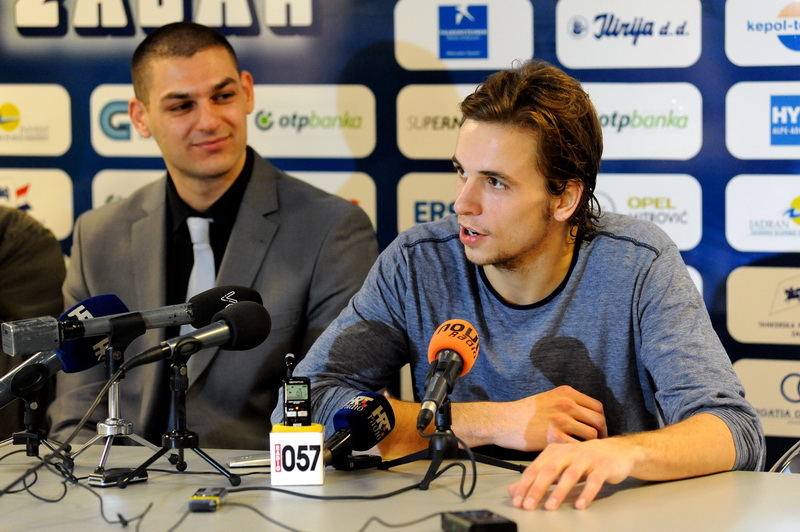 Zadar, 051212.
KK Zadar je na konferenciji za novinare predstavio novog direktora kluba Marina Cacica i novo americko pojacanje sutera Jordana Burgasona.
Na fotografiji: direktor kluba Marino Cacic i Jordan Burgason.
Foto: Luka Gerlanc / CROPIX Zadar, 051212.
KK Zadar je na konferenciji za novinare predstavio novog direktora kluba Marina Cacica i novo americko pojacanje sutera Jordana Burgasona.
Na fotografiji: direktor kluba Marino Cacic i Jordan Burgason.
Foto: Luka Gerlanc / CROPIX