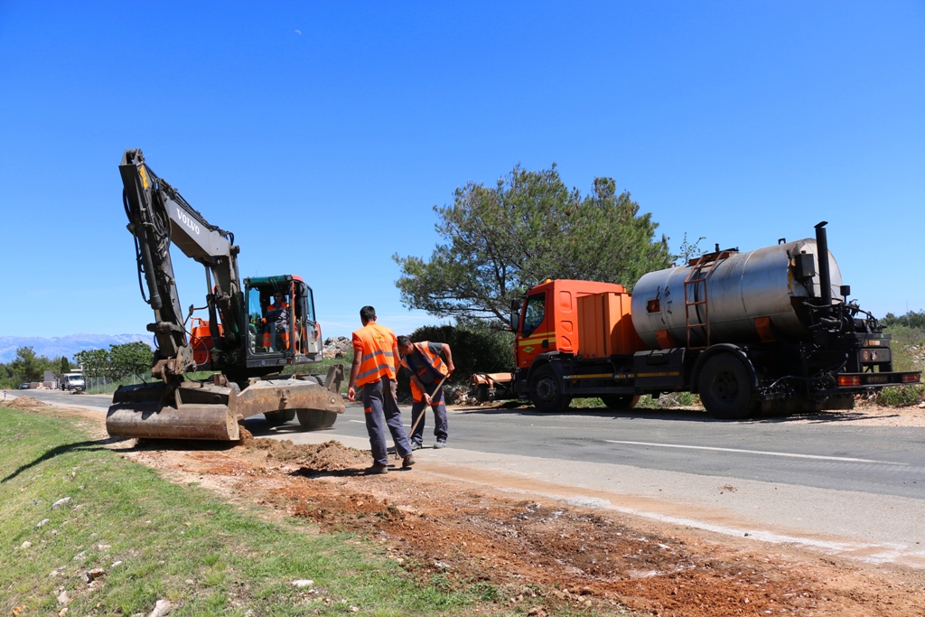 Vir: Radovi na postavljanju javne rasvjete i asfaltiranju prometnica Vir: Radovi na postavljanju javne rasvjete i asfaltiranju prometnica