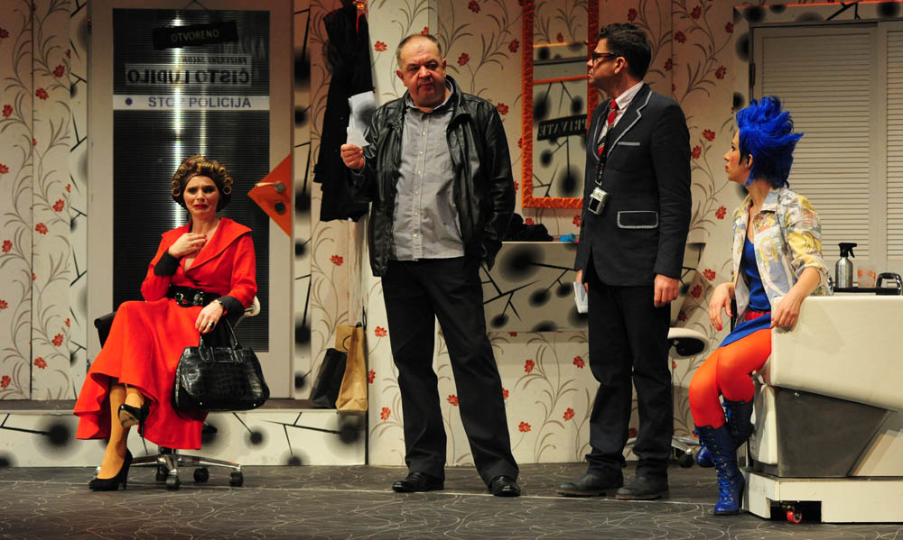 Zadar, 4.12.2012. snimio: Nenad Marčev
Zagrebačko gradsko kazalište Komedija
Paul Pörtner
Čisto ludilo
redateljica: Nina Kleflin
igraju: Vid Balog, Nina Kaić Madić,
Igor Mešin, Damir Lončar, Saša Buneta,
Jasna Palić Picukarić
Velika dv Zadar, 4.12.2012. snimio: Nenad Marčev
Zagrebačko gradsko kazalište Komedija
Paul Pörtner
Čisto ludilo
redateljica: Nina Kleflin
igraju: Vid Balog, Nina Kaić Madić,
Igor Mešin, Damir Lončar, Saša Buneta,
Jasna Palić Picukarić
Velika dv