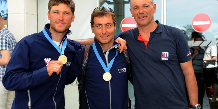 Split, 050712.Zadarski jedrilicarski dvojac Sime Fantela i Igor Marenic treci puta su postali Europski prvaci u klasi 470 u skotskom Largosu. Sime Fantela i Igor Marenic danas su sletjeli na splitski aerodrom gdje su ih docekali novinari i obitelj.Na Split, 050712.Zadarski jedrilicarski dvojac Sime Fantela i Igor Marenic treci puta su postali Europski prvaci u klasi 470 u skotskom Largosu. Sime Fantela i Igor Marenic danas su sletjeli na splitski aerodrom gdje su ih docekali novinari i obitelj.Na