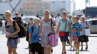 26.07.2013., Zadar – Velika guzva u zadarskoj trajektnoj luci. Photo: Zeljko Mrsic/PIXSELL Autor Zeljko Mrsic/PIXSELL guzve, trajekt, Luka, turisti 26.07.2013., Zadar – Velika guzva u zadarskoj trajektnoj luci. Photo: Zeljko Mrsic/PIXSELL Autor Zeljko Mrsic/PIXSELL guzve, trajekt, Luka, turisti