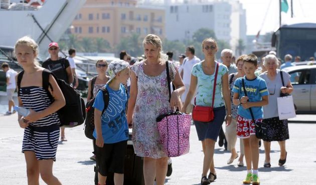 26.07.2013., Zadar – Velika guzva u zadarskoj trajektnoj luci. Photo: Zeljko Mrsic/PIXSELL Autor  Zeljko Mrsic/PIXSELL guzve, trajekt, Luka, turisti