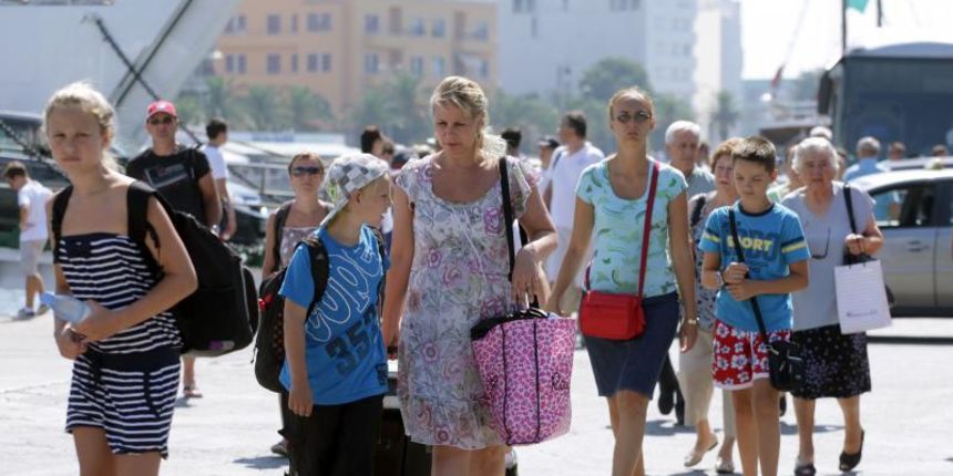 26.07.2013., Zadar – Velika guzva u zadarskoj trajektnoj luci. Photo: Zeljko Mrsic/PIXSELL Autor  Zeljko Mrsic/PIXSELL guzve, trajekt, Luka, turisti