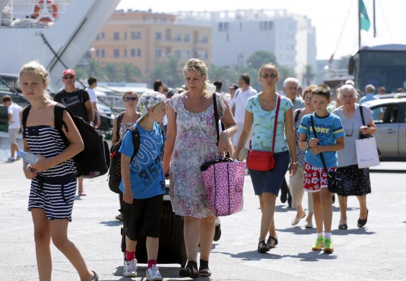 26.07.2013., Zadar – Velika guzva u zadarskoj trajektnoj luci. Photo: Zeljko Mrsic/PIXSELL Autor Zeljko Mrsic/PIXSELL guzve, trajekt, Luka, turisti 26.07.2013., Zadar – Velika guzva u zadarskoj trajektnoj luci. Photo: Zeljko Mrsic/PIXSELL Autor Zeljko Mrsic/PIXSELL guzve, trajekt, Luka, turisti