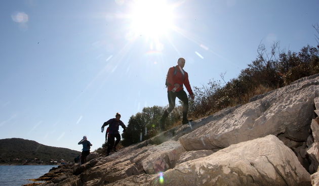 Zadar, 100312.
Sedmu godinu zaredom na otoku Pasmanu odrzala se manifestacija Skraping, utrka spretnosti i orijentacije. Skraping se sastoji od dvije utrke: Light od 18 km i Ultra od 40 km. Sudjelovjealo je 800-tinjak natjecatelja.
Na slici: detalj s doga