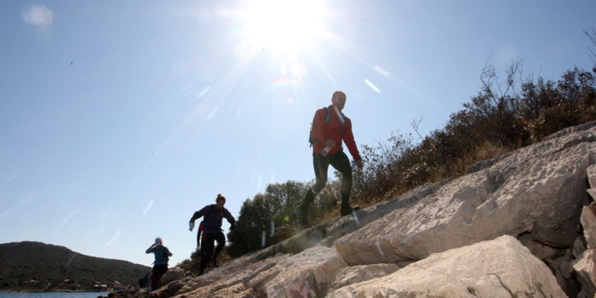 Zadar, 100312.
Sedmu godinu zaredom na otoku Pasmanu odrzala se manifestacija Skraping, utrka spretnosti i orijentacije. Skraping se sastoji od dvije utrke: Light od 18 km i Ultra od 40 km. Sudjelovjealo je 800-tinjak natjecatelja.
Na slici: detalj s doga Zadar, 100312.
Sedmu godinu zaredom na otoku Pasmanu odrzala se manifestacija Skraping, utrka spretnosti i orijentacije. Skraping se sastoji od dvije utrke: Light od 18 km i Ultra od 40 km. Sudjelovjealo je 800-tinjak natjecatelja.
Na slici: detalj s doga