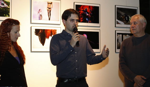 Zadar, 291010
U prostorijama Galerije Arsenal, Trg Tri bunara 1, veceras u 19 sati, svecano je otvorena izlozba najboljih Hrvatskih novinskih fotografija 2009. 
Na slici: Igor Nobilo predsjednik udruge fotoreportera otvorio je izlozbu, clan odbora Zvonko