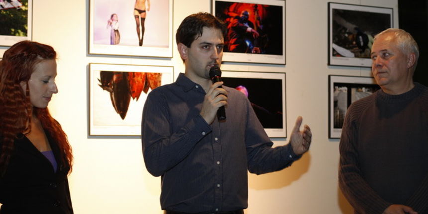 Zadar, 291010
U prostorijama Galerije Arsenal, Trg Tri bunara 1, veceras u 19 sati, svecano je otvorena izlozba najboljih Hrvatskih novinskih fotografija 2009.
Na slici: Igor Nobilo predsjednik udruge fotoreportera otvorio je izlozbu, clan odbora Zvonko Zadar, 291010
U prostorijama Galerije Arsenal, Trg Tri bunara 1, veceras u 19 sati, svecano je otvorena izlozba najboljih Hrvatskih novinskih fotografija 2009.
Na slici: Igor Nobilo predsjednik udruge fotoreportera otvorio je izlozbu, clan odbora Zvonko