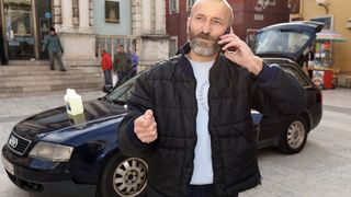 Policija spriječila Davora Dujića da zapali sebe i automobil na glavnom trgu Policija spriječila Davora Dujića da zapali sebe i automobil na glavnom trgu