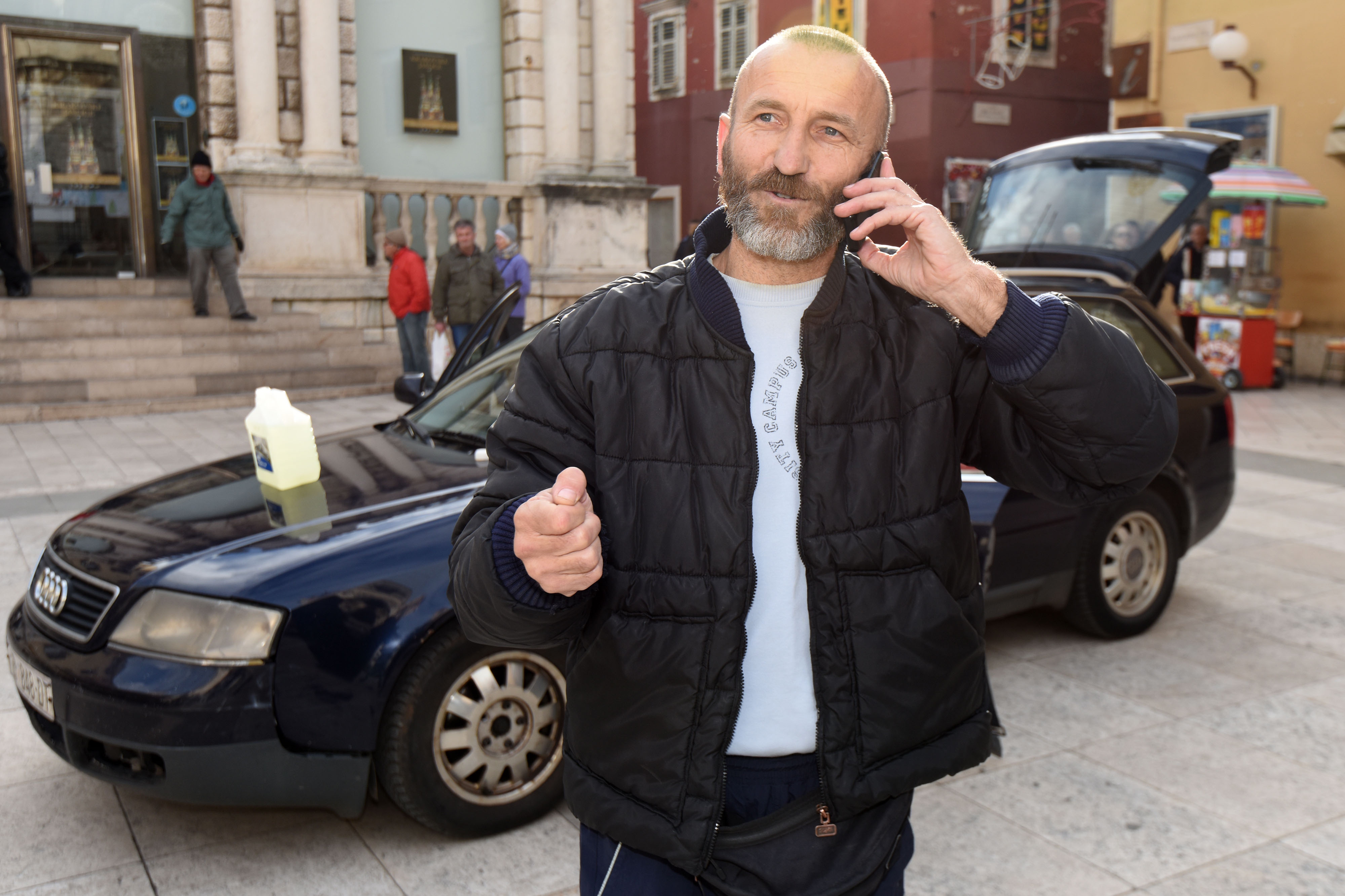 Policija spriječila Davora Dujića da zapali sebe i automobil na glavnom trgu Policija spriječila Davora Dujića da zapali sebe i automobil na glavnom trgu