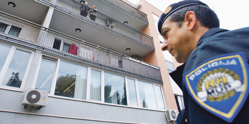 Deložacija, ovrha, policija, foto: jutarnji.hr Deložacija, ovrha, policija, foto: jutarnji.hr