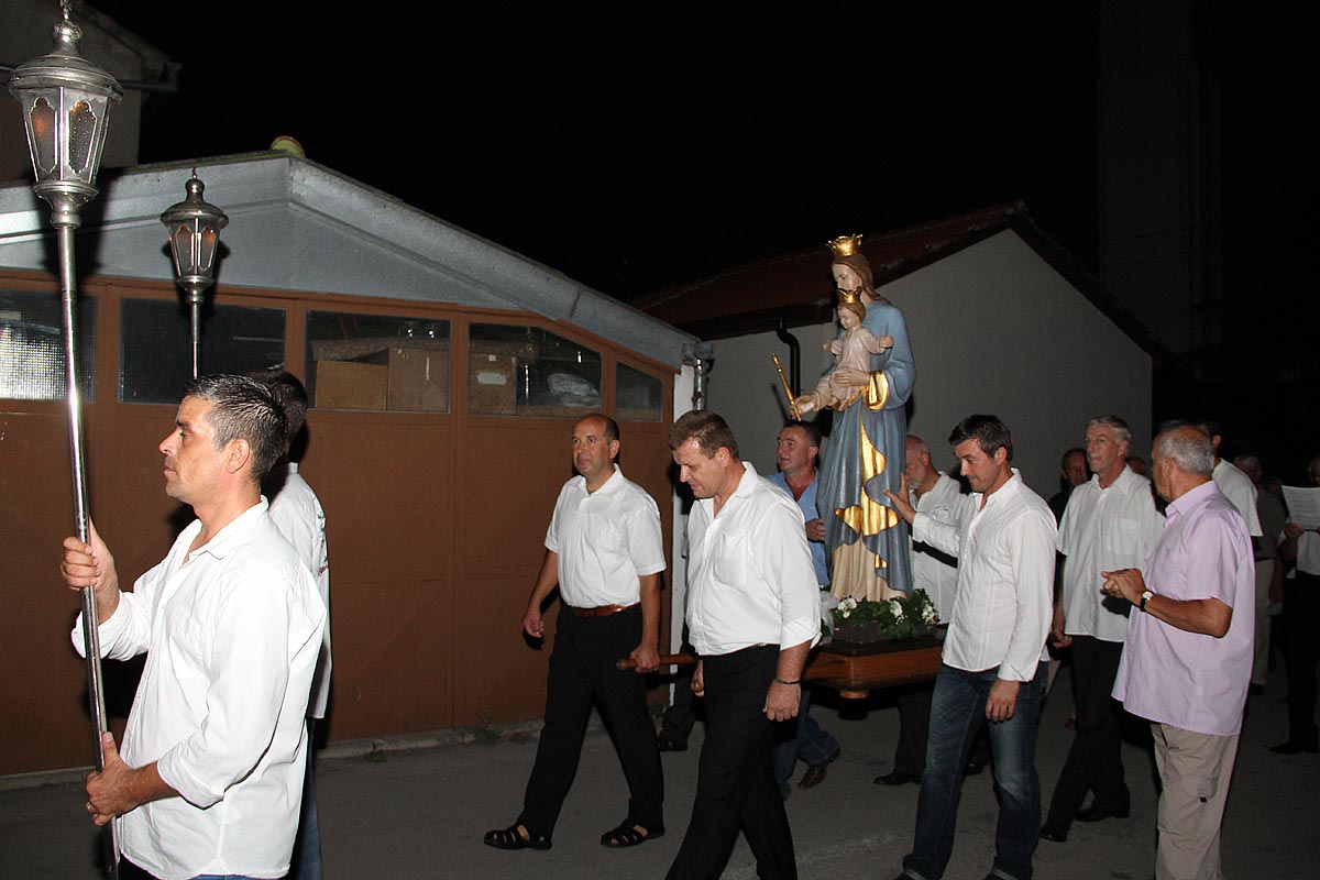 Na Stanovima se Kraljica mira slavi već preko 20 godina, a sinoćnjim misnim slavljem, procesijom i kasnije koncertom na školskom igralištu Stanarci su proslavili još jednu feštu. Koncert su održali grupa Dalmatico i Ivica Sikirić Ićo, foto: I. Perinčić Na Stanovima se Kraljica mira slavi već preko 20 godina, a sinoćnjim misnim slavljem, procesijom i kasnije koncertom na školskom igralištu Stanarci su proslavili još jednu feštu. Koncert su održali grupa Dalmatico i Ivica Sikirić Ićo, foto: I. Perinčić