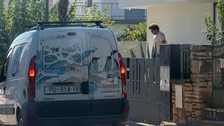 Kylie Minogue viđena kako u opuštenom izdanju izlazi iz luksuzne vile u Rovinju