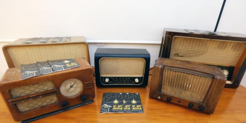 Hrvatsko muzejsko drustvo organizira jubilarnu desetu Noc muzeja pod nazivom Izumi i otkrica – Nikola Tesla univerzalni um. U jubilarnoj 10. Noci muzeja i Gradski muzej Drnis pripremio je prigodan program pod nazivom Tesla u eteru. Naime, jedan od veliki