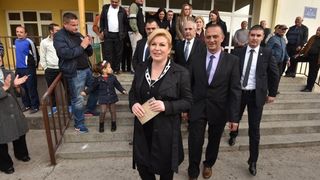 Predsjednica Kolinda Grabar Kitarović položila vijenac i zapalila svijeće za žrtve Škabrnje, Foto: Dino Stanin/PIXSELL