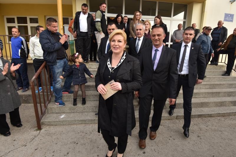 Predsjednica Kolinda Grabar Kitarović položila vijenac i zapalila svijeće za žrtve Škabrnje, Foto: Dino Stanin/PIXSELL