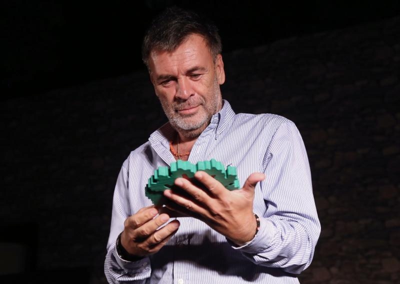 Nakon svecane podjele nagrada publici je prikazana predstava Slucaj rogonja.