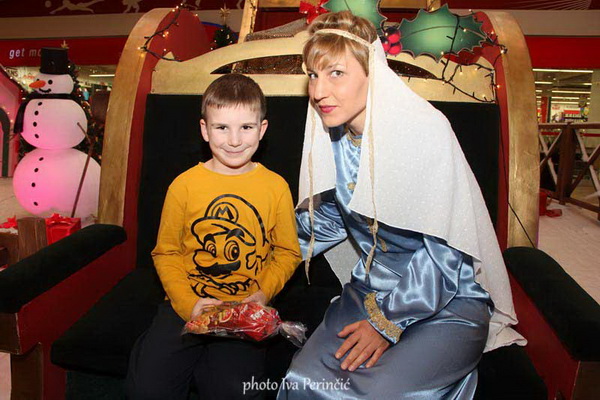 Sv. Luce razveselila mališane u Supernova centru, Foto: Iva Perinčić Sv. Luce razveselila mališane u Supernova centru, Foto: Iva Perinčić