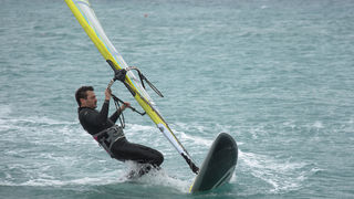 Južina nekima donosi glavobolju, surferima i kajterima je prava radost. Tako je bilo i jučer. Na biogradskoj plaži Dražica okupilo se dvadesetak ljubitelja vjetra, većina iz kiteboarding kluba Badevana-surf iz Zagreba. Iako su po meteorološkoj prognozi oč