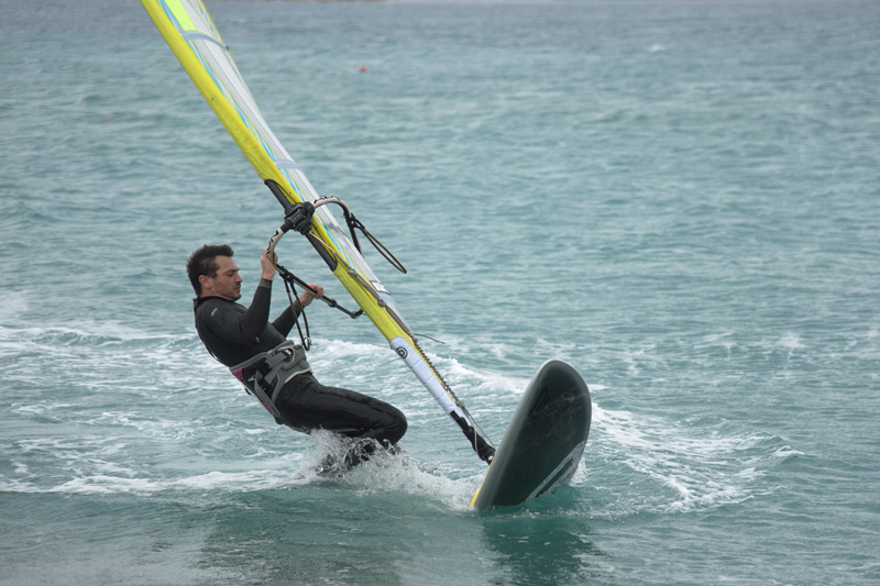 Južina nekima donosi glavobolju, surferima i kajterima je prava radost. Tako je bilo i jučer. Na biogradskoj plaži Dražica okupilo se dvadesetak ljubitelja vjetra, većina iz kiteboarding kluba Badevana-surf iz Zagreba. Iako su po meteorološkoj prognozi oč