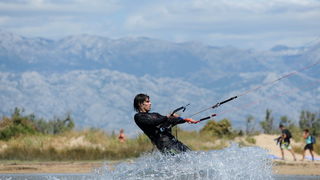 Nin, Zadar, 160712
Kitesurferi su iskoristili vjetrovit dan za uzivanje na plazi Zdrijac kraj Nina gdje se inace nalazi i kitesurfing skola.
Foto: Luka Gerlanc / CROPIX