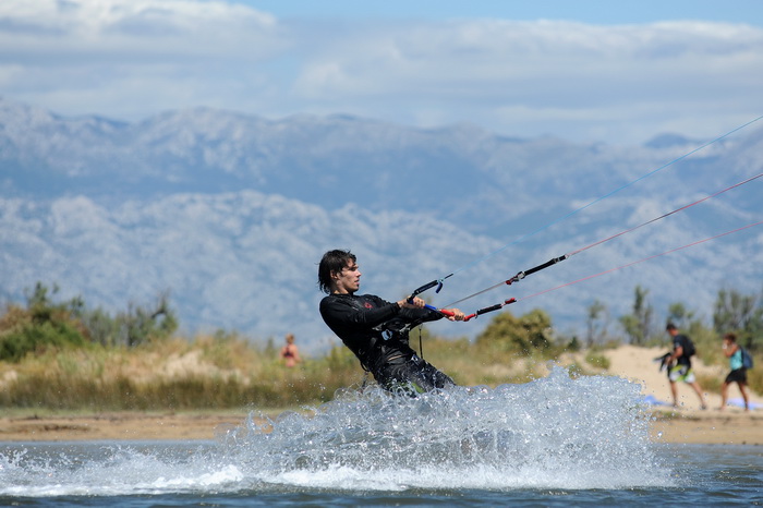 Nin, Zadar, 160712
Kitesurferi su iskoristili vjetrovit dan za uzivanje na plazi Zdrijac kraj Nina gdje se inace nalazi i kitesurfing skola.
Foto: Luka Gerlanc / CROPIX