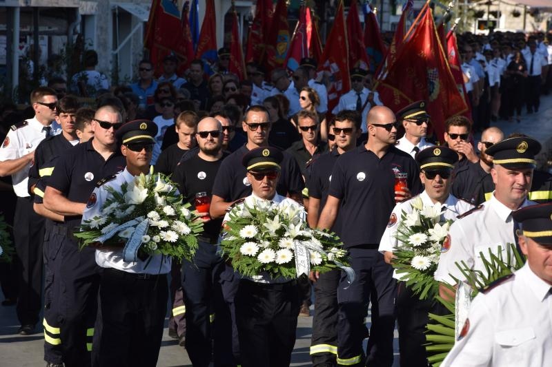 Vodice: Mimohodom vatrogasaca započelo obilježavanje 9. obljetnice kornatske tragedije. Photo: Hrvoje Jelavić/PIXSELL Vodice: Mimohodom vatrogasaca započelo obilježavanje 9. obljetnice kornatske tragedije. Photo: Hrvoje Jelavić/PIXSELL
