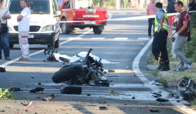Policijski ocevid na mjestu prometne nesrece u kojoj su poginule tri osobe kada su se sudarila dva motocikla i kamion.