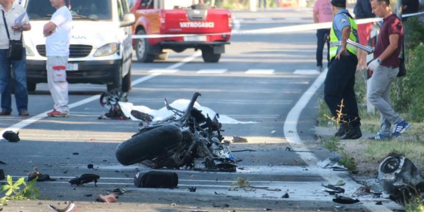 Policijski ocevid na mjestu prometne nesrece u kojoj su poginule tri osobe kada su se sudarila dva motocikla i kamion.
