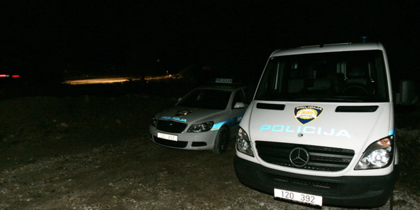 Split, 061210. Mrtvo tijelo muskarca u tridesetim godinama pronadjeno je na predjelu Kocinjeg brda u opcini Klis. Foto: Jakov Prkic / Cropix