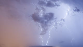 Kastela, 130912.
Prodorom hladnog zraka te formiranjem ciklone koju je Crometeo Tim nazvao “Dujomir” u ranim jutarnjim satima Splitsku okolicu je zahvatilo jako grmljavinsko nevrijeme, dok je u Rijeci palo preko 220 litara kise po cetvornom metru u samo Kastela, 130912.
Prodorom hladnog zraka te formiranjem ciklone koju je Crometeo Tim nazvao “Dujomir” u ranim jutarnjim satima Splitsku okolicu je zahvatilo jako grmljavinsko nevrijeme, dok je u Rijeci palo preko 220 litara kise po cetvornom metru u samo