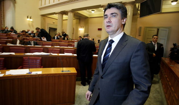 Zagreb, 190112. 
Trg sv. Marka.
Nastavak sjednice Hrvatskog sabora, na kojoj se raspravlja o pristupanju Republike Hrvatske Europskoj uniji. 
Na slici: premijer Zoran Milanovic.
Foto: Damjan Tadic / CROPIX