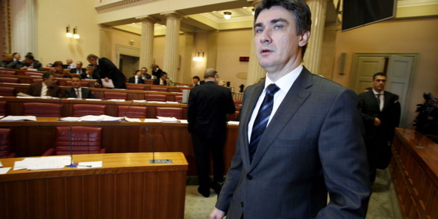 Zagreb, 190112. 
Trg sv. Marka.
Nastavak sjednice Hrvatskog sabora, na kojoj se raspravlja o pristupanju Republike Hrvatske Europskoj uniji. 
Na slici: premijer Zoran Milanovic.
Foto: Damjan Tadic / CROPIX