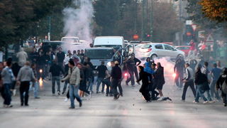 Sarajevo, 061011. 
Navijacki neredi oko i na stadionu Grbavica sat vremena prije prijateljske utakmice izmedju Zeljeznicara i Hajduka. 
Navijaci Hajduka (navodno iz BIH) usli su na juznu tribinu unistavajuci koreografiju domacih navijaca. 
Nakon masovne t