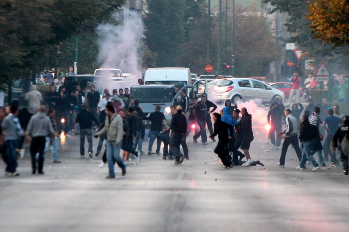 Sarajevo, 061011. 
Navijacki neredi oko i na stadionu Grbavica sat vremena prije prijateljske utakmice izmedju Zeljeznicara i Hajduka. 
Navijaci Hajduka (navodno iz BIH) usli su na juznu tribinu unistavajuci koreografiju domacih navijaca. 
Nakon masovne t
