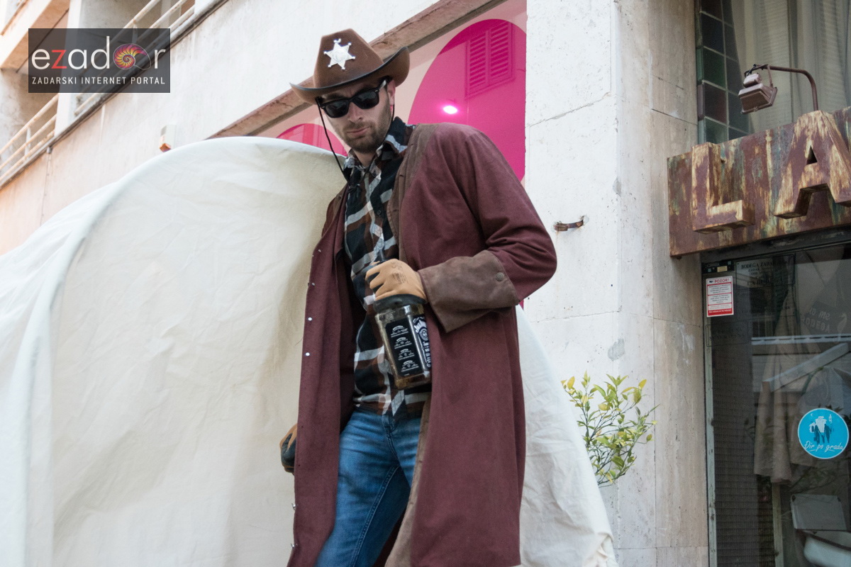 Zadarski karneval 2018: Povorka maškaranih skupina od Gradskih vrata preko Foruma do Narodnog trga Zadarski karneval 2018: Povorka maškaranih skupina od Gradskih vrata preko Foruma do Narodnog trga