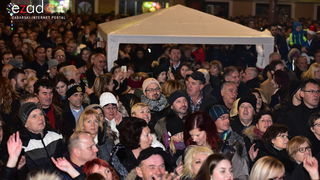 Tisuće Zadrana uživalo na krcatom Narodnom trgu i Tgu Petra Zoranića uz Tomislava Bralića i klapu Intrade Tisuće Zadrana uživalo na krcatom Narodnom trgu i Tgu Petra Zoranića uz Tomislava Bralića i klapu Intrade
