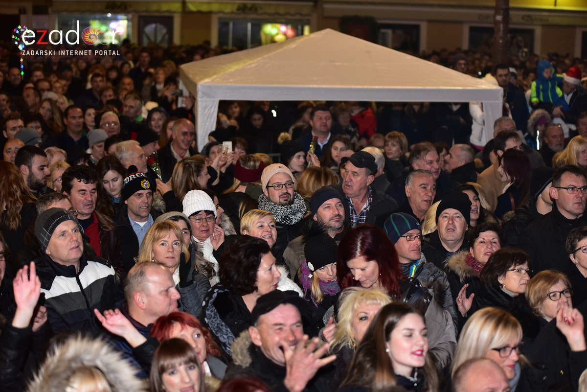 Tisuće Zadrana uživalo na krcatom Narodnom trgu i Tgu Petra Zoranića uz Tomislava Bralića i klapu Intrade Tisuće Zadrana uživalo na krcatom Narodnom trgu i Tgu Petra Zoranića uz Tomislava Bralića i klapu Intrade