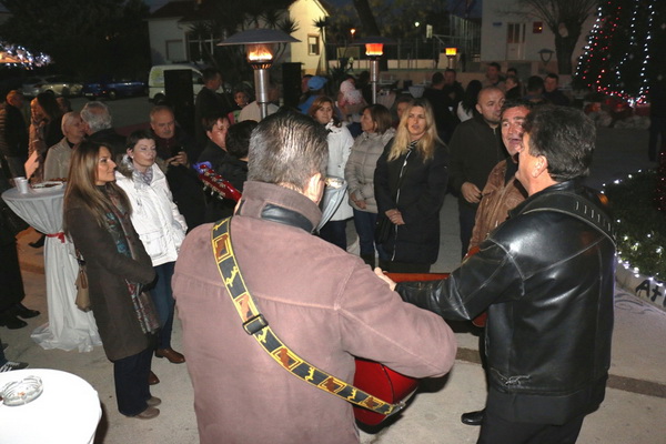 Paljenjem prve adventske svijeće i prigodnim zabavnim programom započela manifestacija Advent na otoku Viru