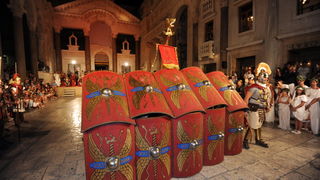 Split, 200812.
Tradicionalni “Dani Dioklecijana” koji se u Splitu uprilicuju zadnjih godina dozivljavaju svoju ekspanziju svake godine pa se tako i na vecerasnjoj manifestaciji zatvaranja natiskao prepun Peristil gdje se car Dioklecijan oprostio od svojih Split, 200812.
Tradicionalni “Dani Dioklecijana” koji se u Splitu uprilicuju zadnjih godina dozivljavaju svoju ekspanziju svake godine pa se tako i na vecerasnjoj manifestaciji zatvaranja natiskao prepun Peristil gdje se car Dioklecijan oprostio od svojih