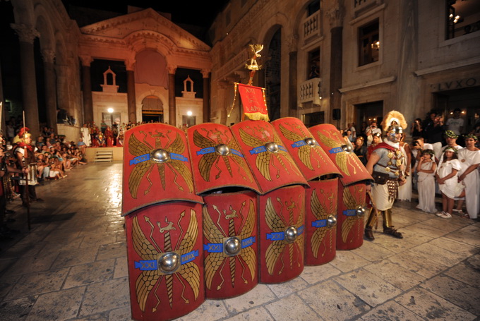 Split, 200812.
Tradicionalni “Dani Dioklecijana” koji se u Splitu uprilicuju zadnjih godina dozivljavaju svoju ekspanziju svake godine pa se tako i na vecerasnjoj manifestaciji zatvaranja natiskao prepun Peristil gdje se car Dioklecijan oprostio od svojih Split, 200812.
Tradicionalni “Dani Dioklecijana” koji se u Splitu uprilicuju zadnjih godina dozivljavaju svoju ekspanziju svake godine pa se tako i na vecerasnjoj manifestaciji zatvaranja natiskao prepun Peristil gdje se car Dioklecijan oprostio od svojih