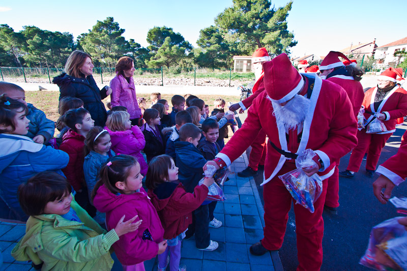 Biograd: Moto Mrazovi Duhovi u posjeti djecjim vrticima, Foto: Franjo Juric Biograd: Moto Mrazovi Duhovi u posjeti djecjim vrticima, Foto: Franjo Juric