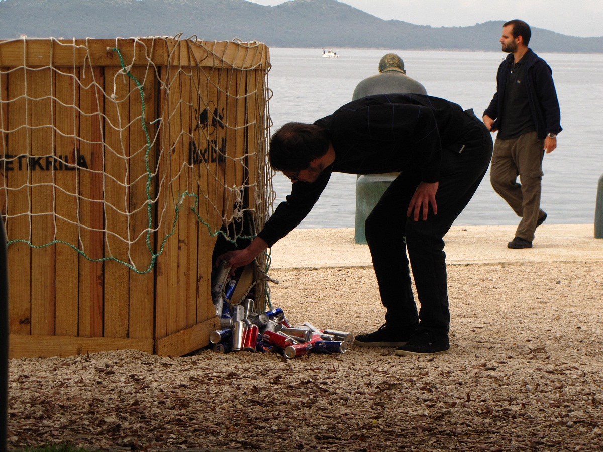 Kutija prepuna Red Bull edicija spustila se ispred faksa