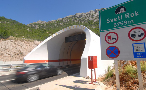 Zadar, 300509.
Danas je na odmoristu Marune odrzana svecanost otvaranja tunela Mala Kapela i Sv.Rok. Svecanosti su prisustvovali: Stipe Zrilic, Mario Lovricevic, Jurica Prskalo, Bozidar Kalmeta, Darko Milinovic, Zdravko Livakovic, Zvonimir Vrancic.
Foto :