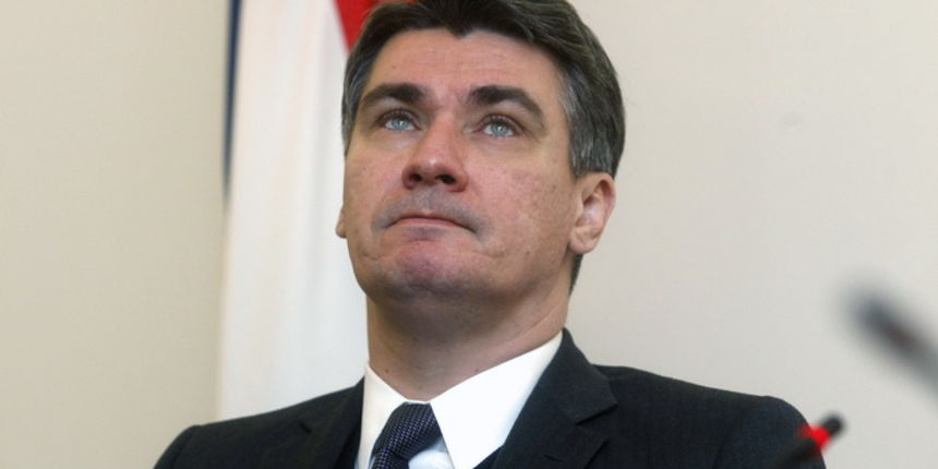 Zagreb, 181212.
Vlada.
Banski dvori.
Sporazum o osnivanju Nacionalnog vijeca za umirovljenike i starije osobe potpisali su u Banskim dvorima. U ime Vlade  predsjednik Vlade Zoran Milanovic, a u ime predstavnika umirovljenika predsjednik Matice umirovljeni